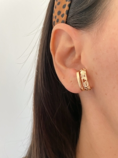 Brinco detalhado estilo earcuff na semijoias. na internet