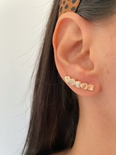 Brinco coração liso com coração cravejado estilo earcuff na semijoias. na internet