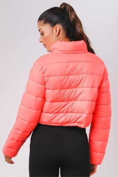 Jaqueta puffer cropped na internet