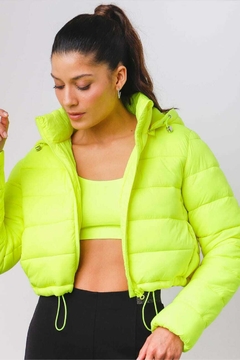 Jaqueta puffer cropped na internet