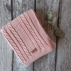 Manta recibidora trenzas lana Color: Rosa viejo - comprar online