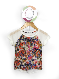 Camiseta com frente estampada floral, manga gola e parte de trás em branco Daslu Tam 4 usado em bom estado