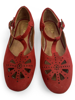 Sapato em camurça vermelha com recortes a laser Mixed Tam 31 Usado em bom estado