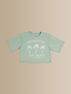 Blusa cropped verde com estampa de palmeiras e textos "POWERFUL" e "FEEL ALIVE".