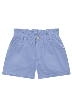 Shorts em sarja com elastano na cor azul claro, com detalhes de costura e bolsos laterais.