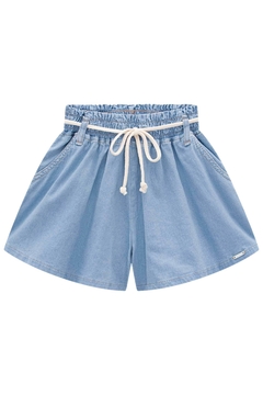 Shorts infantis em jeans azul claro com elástico na cintura e cordão branco.