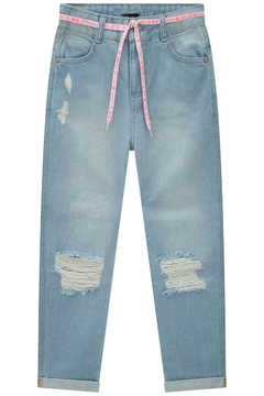 Calça jeans mom destroyed na cor azul claro, com detalhes rasgados e cinto rosa.