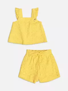 Conjunto amarelo de laise com laço, composto por blusa de alças e shorts com faixa