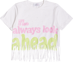 Blusa de franjas branca com strass e estampa colorida, com as frases "LIFE IS GOOD" e "always look ahead".