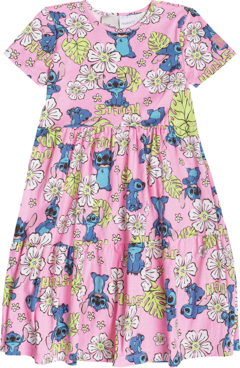 Vestido rosa com estampa do personagem Stitch, adornado com flores brancas e verdes.