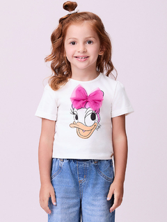 Blusa branca com estampa da personagem Daisy Duck e laço de tule rosa, usada por uma menina sorridente.