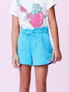 Conjunto azul infantil com camiseta estampada e shorts confortáveis.