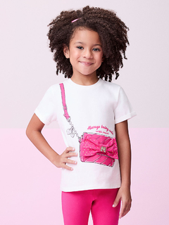 Menina sorrindo usando uma camiseta branca com estampa de uma pochete rosa, combinando com leggings rosa.