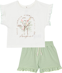 Conjunto de blusa branca com estampa de animais da Amazônia e shorts verde claro com babados.