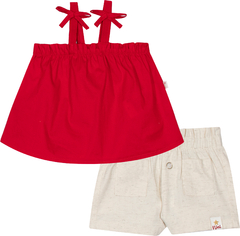 Conjunto de blusa vermelha com alças e shorts claros, ideal para o verão infantil.