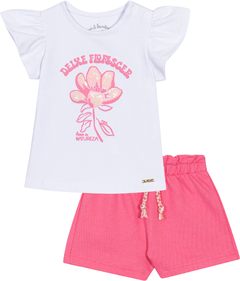 Conjunto de blusa branca com estampa de flor e shorts rosa, ideal para crianças.