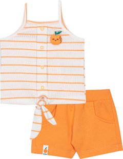 Conjunto de blusa listrada branca e laranja com detalhe de laranja bordado e shorts laranja.