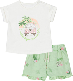 Conjunto de blusa branca com estampa de carro e shorts verdes com folhas e frutas, da marca Nini&Bambini.