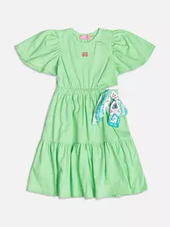 Vestido verde com mangas bufantes e lenço estampado na cintura.