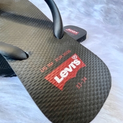 Chinelo Preto NOVO - Levi’s - Fridaria Second Hand Store