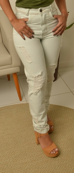 Calça Jeans Reta com detalhes rasgados