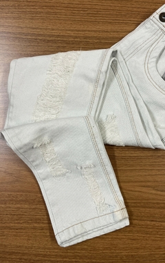 Calça Jeans Reta com detalhes rasgados - Basha Company