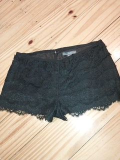 SHORT NEGRO ENCAJE FOREVER21