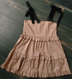 VESTIDO BEIGE CON VOLADOS Y MOÑOS NEGROS BOIAN LABEL S