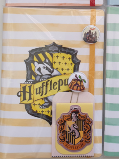 Kit de Leitura e Anotações Casas de Hogwarts unid. na internet