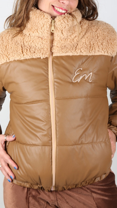 Campera Puffer de Cuero Ecológico marrón con detalles