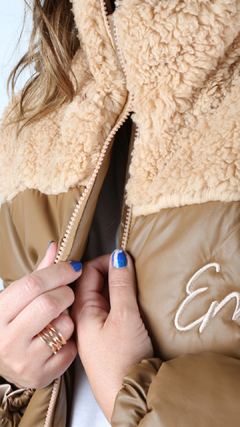 Campera Puffer de Cuero Ecológico marrón con detalles en internet