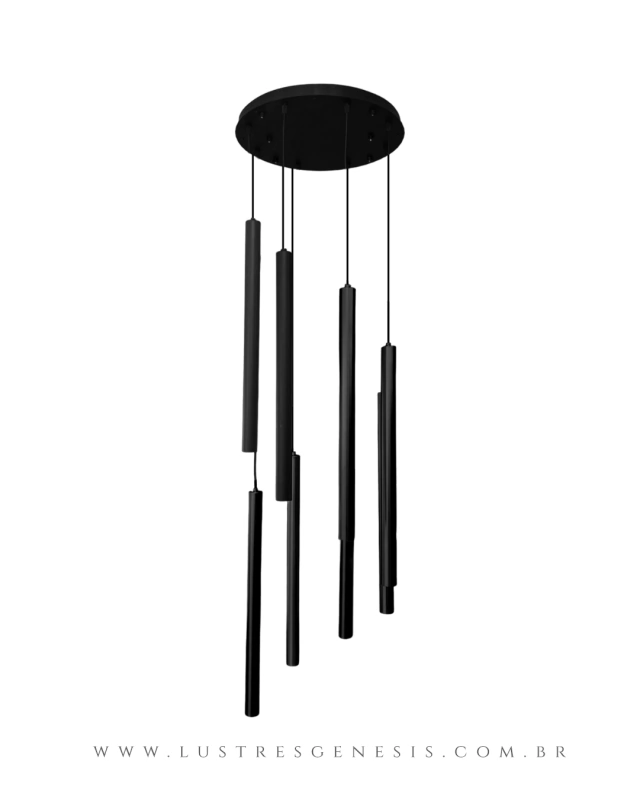 Lustre da Linha Ming Preto com design moderno e elegante, pendurado com hastes verticais de diferentes comprimentos.
