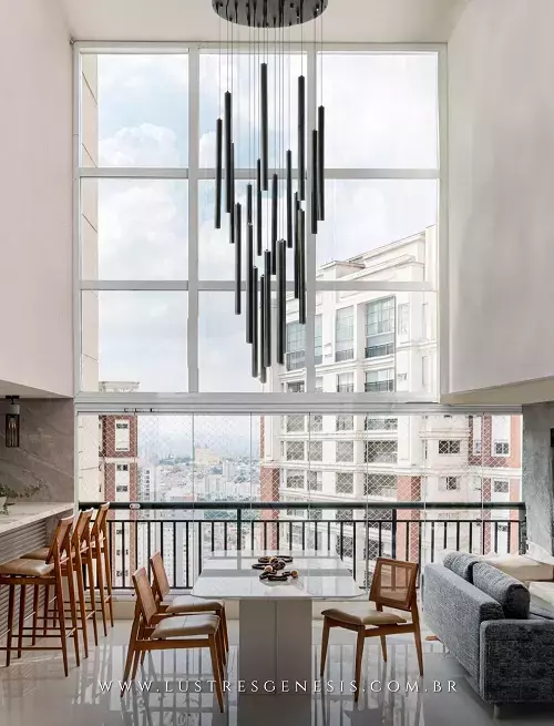 Iluminação moderna da Linha Ming Preto em ambiente contemporâneo com janelas amplas.