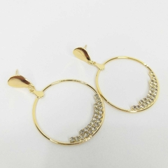 Brinco dourado longo fino estilo argola com strass