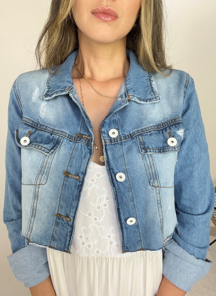 Jaqueta Cropped Jeans com Bolsos e Barra Corte a Fio Azul