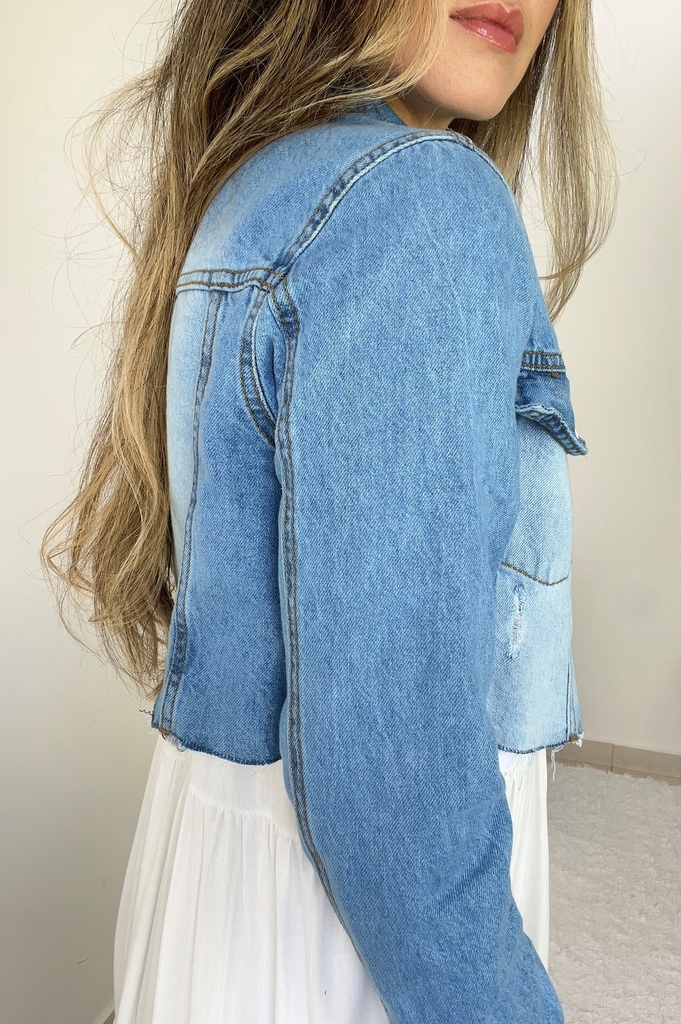 Jaqueta Cropped Jeans com Bolsos e Barra Corte a Fio Azul