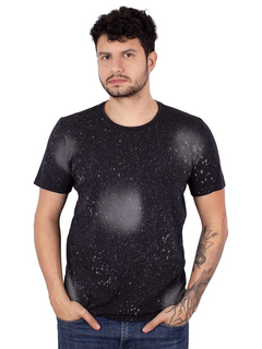 CAMISETA BÁSICA ESTONADA MANCHAS PRETA