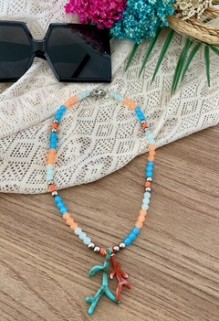 Chocker azul e laranja com algas.