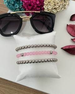 Kit de pulseiras rosa.