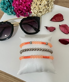 Kit de pulseiras laranja.