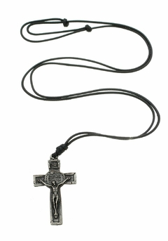 Cordão Crucifixo com Medalha Das Duas Cruzes - Couro Sintético PRETO