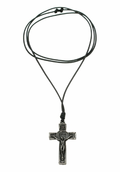 Cordão Crucifixo com Medalha Das Duas Cruzes - Couro Sintético PRETO - comprar online