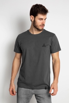 Camiseta Veste Sacra Origens: Triquetra