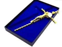 Crucifixo de Metal fino - Dourado 20cm com medalha de São Bento parede