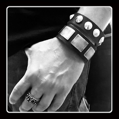 Brazalete Cross Spike en internet