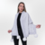 Manta em Tricot Pied de Poule com pompom em Pele de coelho removível de Fabiane Frank feminino Fur and Shop Mantô Xale cinza claro e branco quentinha para o frio do outono inverno 2024 2025 