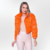 Jaqueta Bomber Urbanchic Casaco em pele de coelho e pelica de cabra com gola bolso fechamento botões de pressão feminino pescoço quente para o frio do outono inverno sofisticada e casual Fabiane Frank Fur and Shop 2024 2025 laranja frente