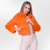 Jaqueta Bomber Urbanchic Casaco em pele de coelho e pelica de cabra com gola bolso fechamento botões de pressão feminino pescoço quente para o frio do outono inverno sofisticada e casual Fabiane Frank Fur and Shop 2024 2025 laranja frente bolso