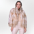 Casaco Pellicious em pele natural de cabra tibetana lisa e couro pelica de cabra com design exclusivo com gola alta e bolso jaqueta casaqueto feminino Fabiane Frank Fur and Shop quentinho para o frio do outono inverno 2024 2025 Frente Off White Bege