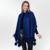 ECHARPE POMPONS PELE PREMIUM azul royal marinho bicolor Acesssório base pashmina xale lenço viscose macia tipo cachmere lã leve natural raposa raccoon. Por Fabiane Frank. Quentinha para dias frios outono inverno 2024 2025 em Fur and Shop Online Gramado 2